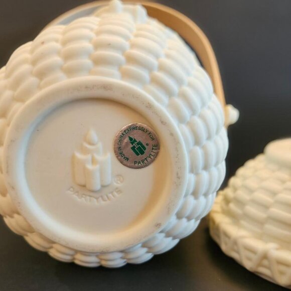 Partylite porcelain woven basket design w/ seashell on lid; wooden handle. - Picture 8 of 8